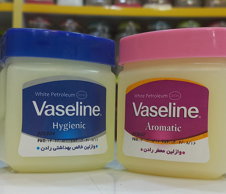 1️⃣ عکس وازلین اصل داخل قوطی، بافت ژلی و شفاف مناسب مراقبت پوست ✨💧