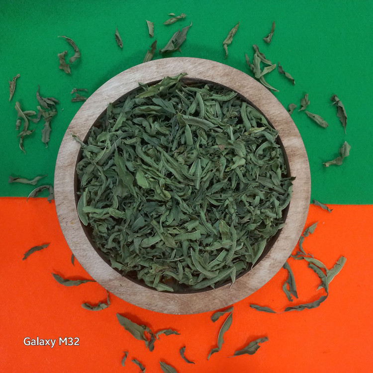 دمنوش بهلیمو با رنگ زرد ملایم برای نشان دادن کاربرد آرامبخش و خواص درمانی گیاه»