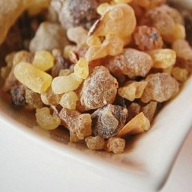 «کندر دودی تازه و خشکشده برای استفاده روی ذغال و خوشبو کردن محیط.»