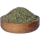 تصویر واقعی برگ پونه وحشی خشکشده با رنگ سبز طبیعی، عطر تند و بافت سالم مناسب برای نمایش کیفیت گیاه دارویی کوهستانی»