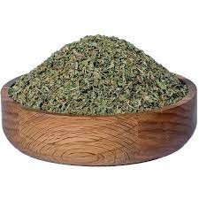 تصویر واقعی برگ پونه وحشی خشکشده با رنگ سبز طبیعی، عطر تند و بافت سالم مناسب برای نمایش کیفیت گیاه دارویی کوهستانی»