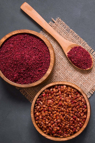 «پودر سماق قرمز درجهیک با رنگ طبیعی و بافت نرم، مناسب آشپزی ایرانی.»