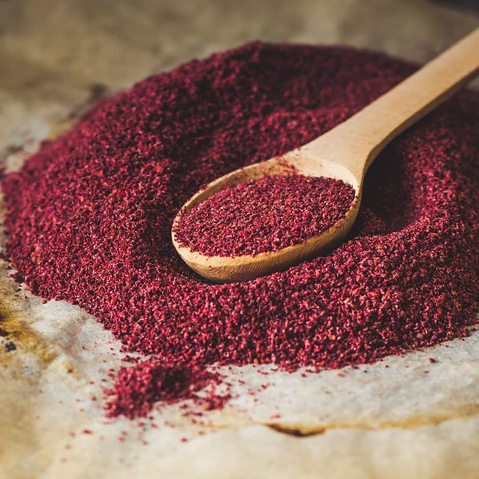 «سماق قرمز با آسیاب تازه و عطر طبیعی؛ انتخابی عالی برای غذاهای ایرانی.»