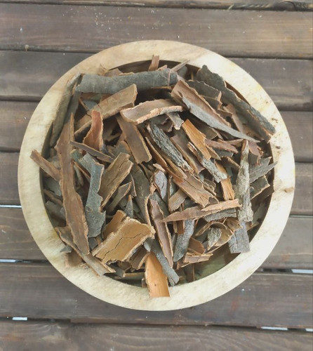 چوب دارچین کاسیا با رنگ قهوهای تیره و کیفیت درجهیک